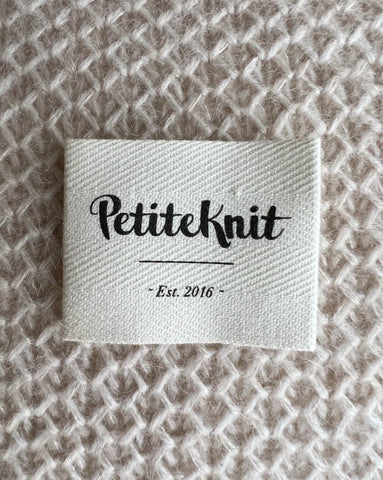 "PETITEKNIT - EST. 2016"-LABEL