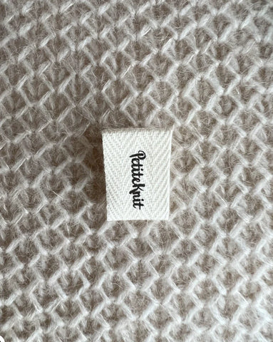 "PETITEKNIT"- BRETTET LABEL