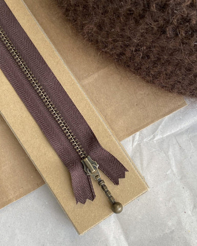 SJOKOLADEBRUN - PETITEKNIT  - GLIDELÅS  23 CM