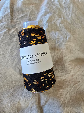 #18 Svart m/gull - StudioMoyo - Effekt Tråd - Paljetter Big